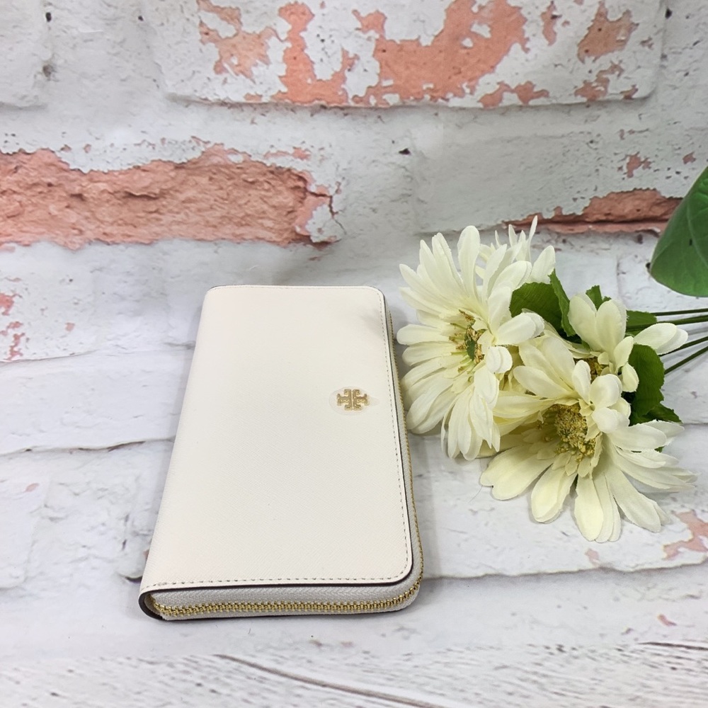 ❗️SALE ❗️Tory Burch New Ivory Passport Zip Wallet - Picture 4 of 6
